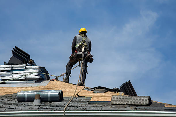 Professional Roofing technician working in Boling, TX